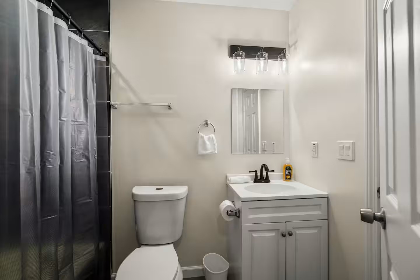 3719 Odin Court Houston, TX 77021 - Photo 33 of 39 Shared bath for bedrooms 7 & 8.