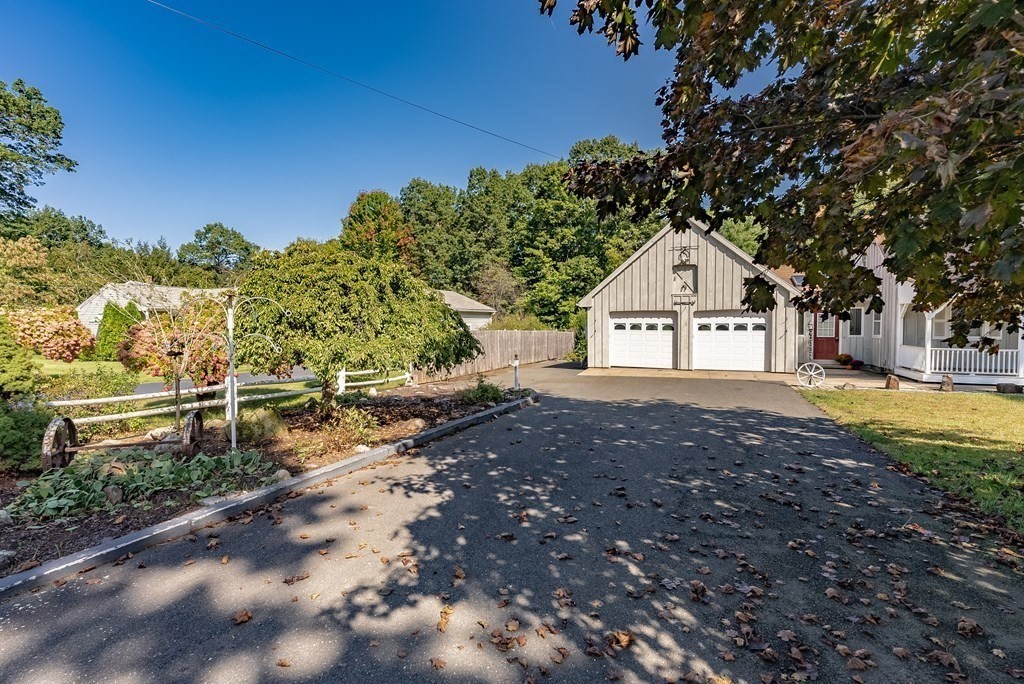 127 Birch Bluffs Drive Westfield, MA 01085 - Photo 5 of 32