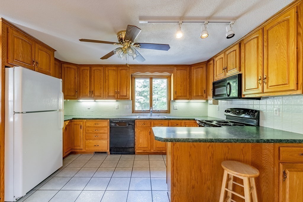 127 Birch Bluffs Drive Westfield, MA 01085 - Photo 10 of 32