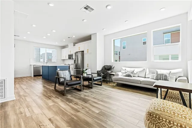 $5,350 | 609 South Lyon Street, Santa Ana, CA 92705