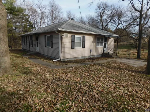 $245,000 | 33225 Wabaunsee Road, Alma, KS 66401