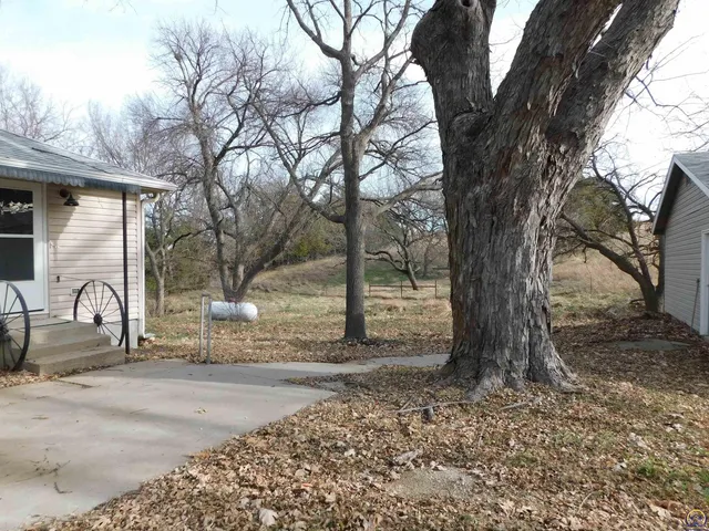 $245,000 | 33225 Wabaunsee Road, Alma, KS 66401
