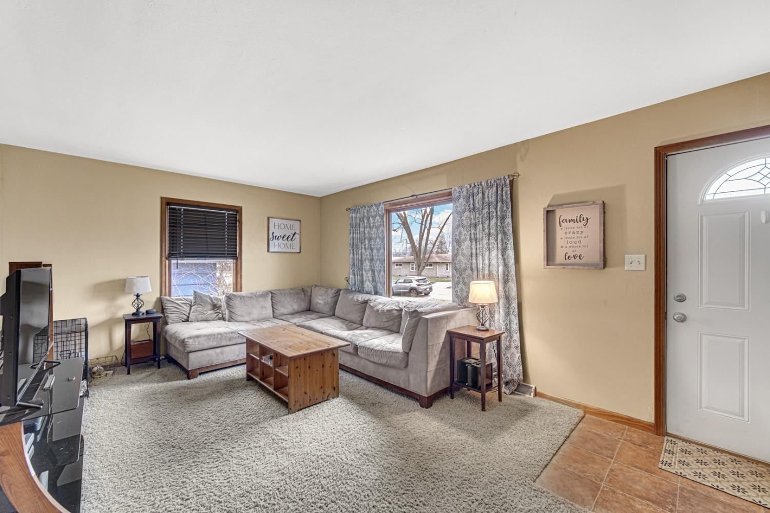 236 Dwiggins Griffith, IN 46319 - Photo 6 of 21 1500x1000