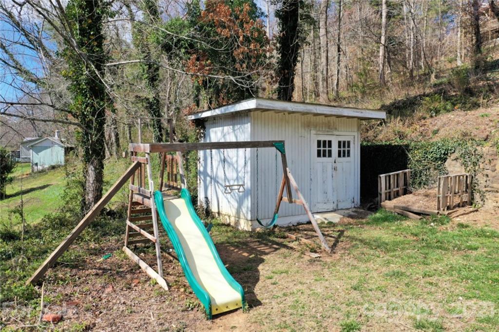 1 Sycamore Street Asheville, NC 28804 - Photo 43 of 46 a view of a house with a park