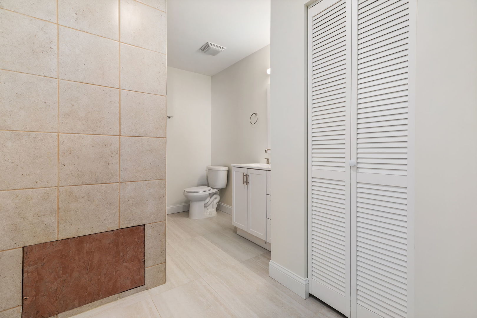 718 Sycamore Street Ottawa, IL 61350 - Photo 16 of 27 a bathroom with a toilet