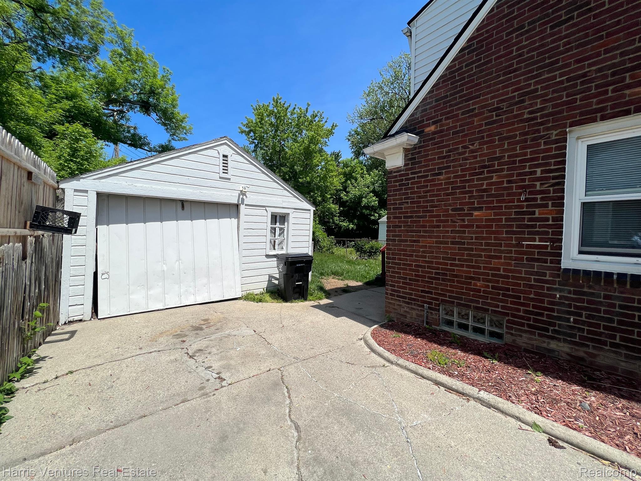 21635-39 Moross Road Grosse Pointe, MI 48236 - Photo 7 of 24 21635 - Garage