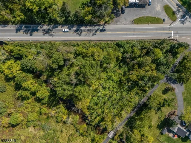 a view of a back yard
