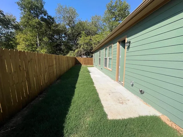 a view of a backyard with pathway