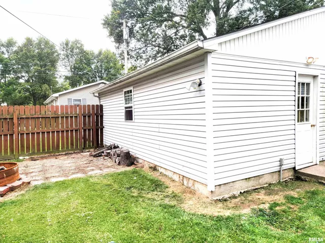 $124,900 | 221 Hickory Street, Flora, IL 62839