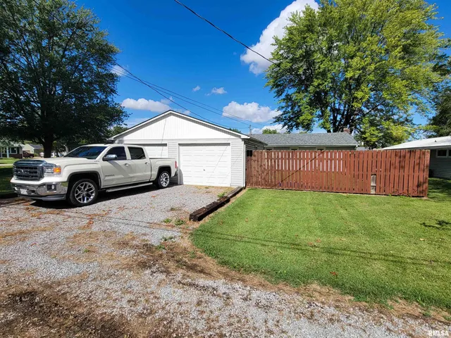 $124,900 | 221 Hickory Street, Flora, IL 62839