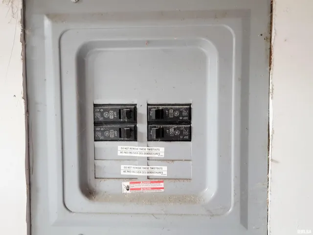 $124,900 | 221 Hickory Street, Flora, IL 62839