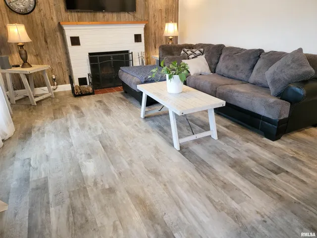 $124,900 | 221 Hickory Street, Flora, IL 62839