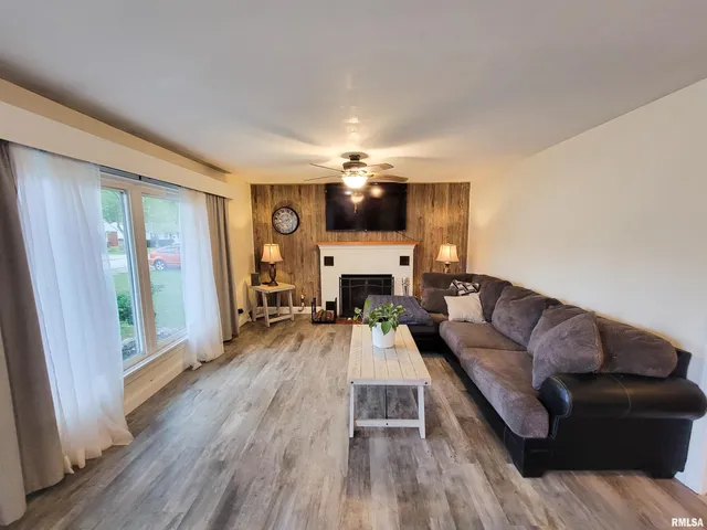 $124,900 | 221 Hickory Street, Flora, IL 62839