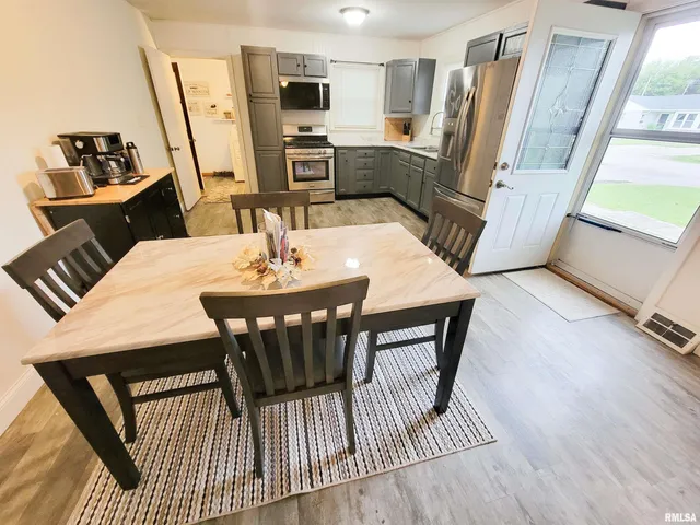 $124,900 | 221 Hickory Street, Flora, IL 62839