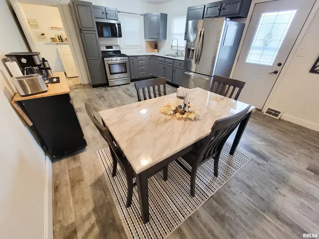 $124,900 | 221 Hickory Street, Flora, IL 62839