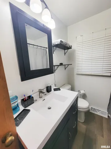 $124,900 | 221 Hickory Street, Flora, IL 62839