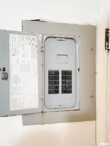 $124,900 | 221 Hickory Street, Flora, IL 62839