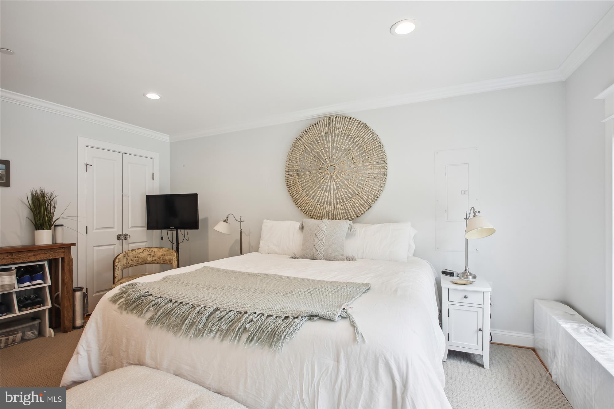 628 Bay Ridge Avenue Annapolis, MD 21403 - Photo 15 of 48 Crown Molding and Recessed Lights