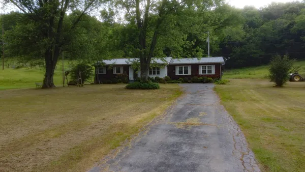a view of a house with backyard and garden