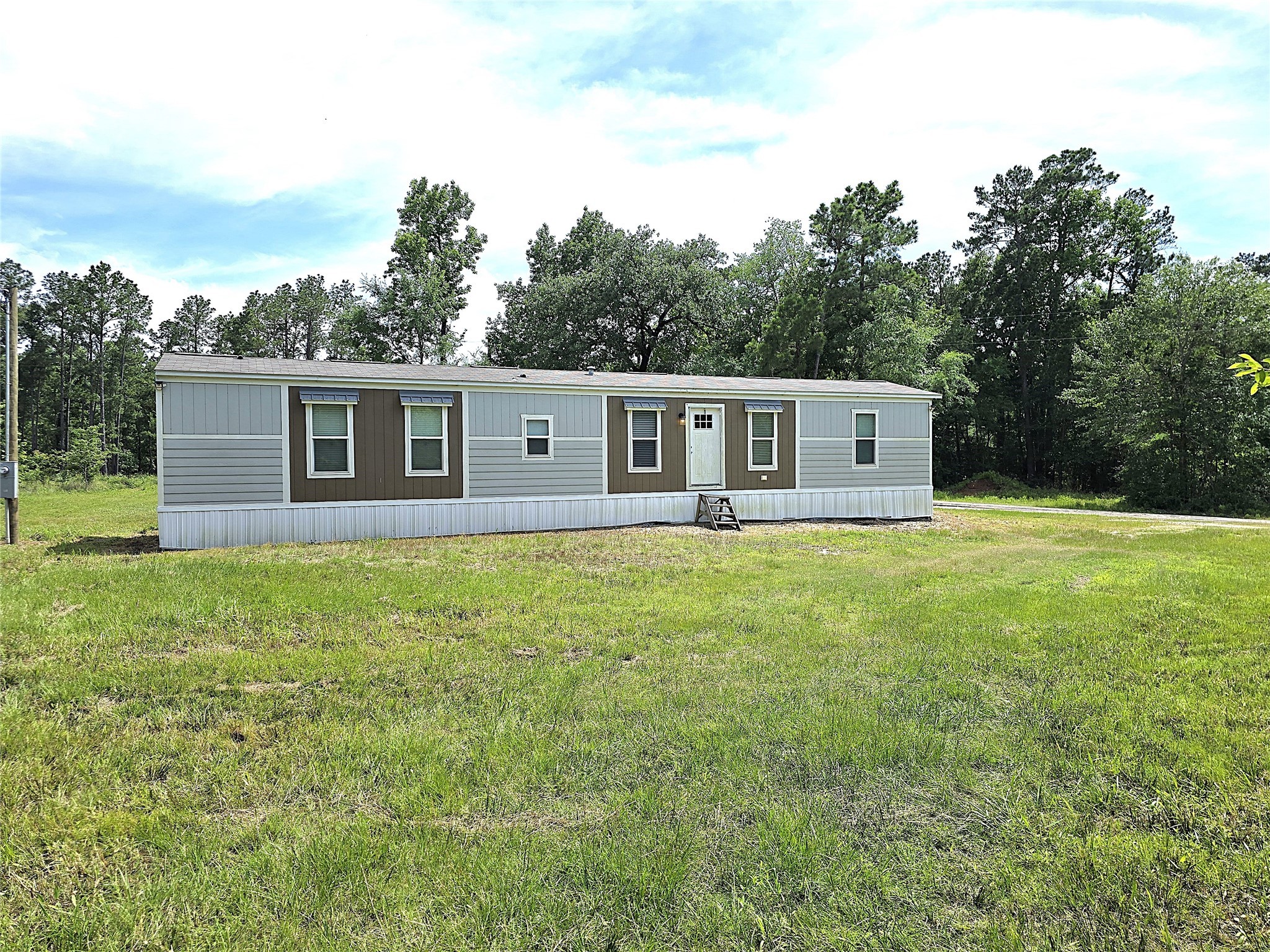 a view of a house with a backyard