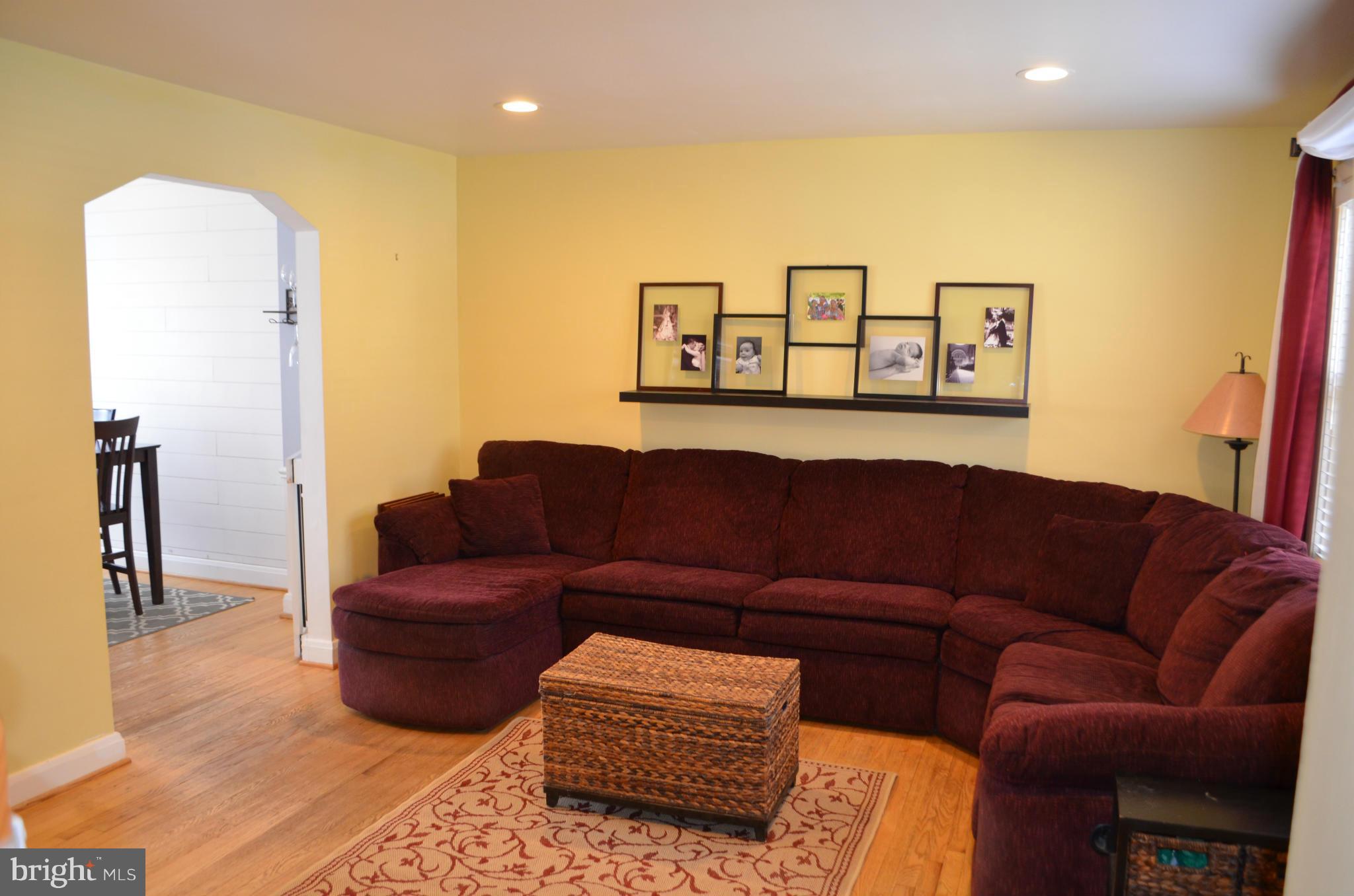 6109 Mt Ridge Road Baltimore, MD 21228 - Photo 3 of 26 Living Room
