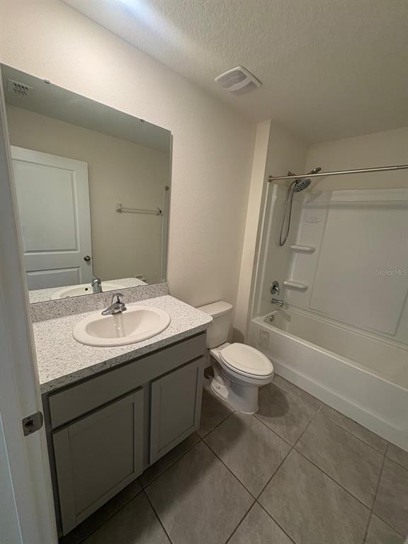 6910 Southeast 112th Street Belleview, FL 34420 - Photo 8 of 20 a bathroom with a toilet a sink and a bathtub