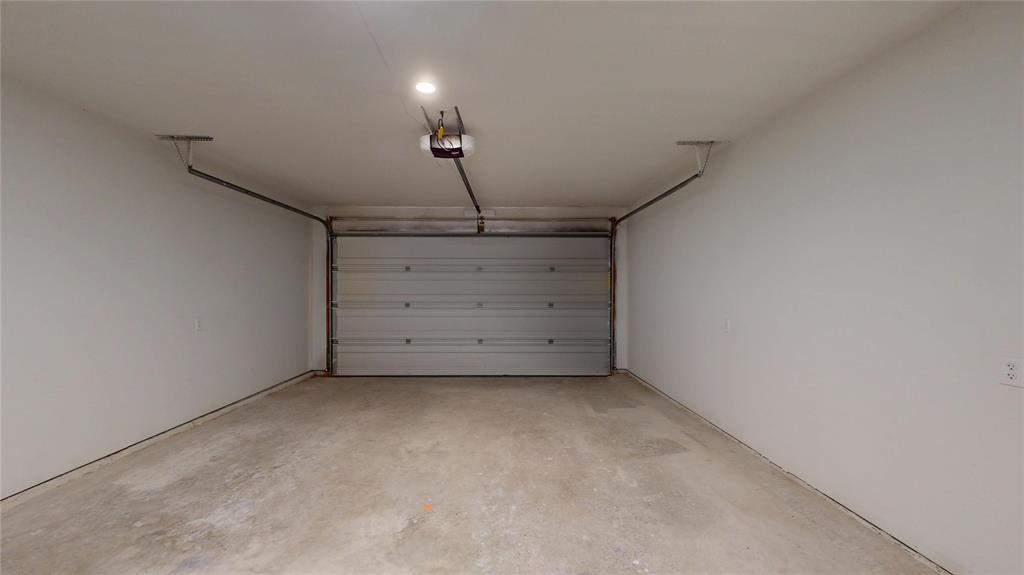 1615 Poplar Street Dallas, TX 75215 - Photo 28 of 31 a view of room and garage