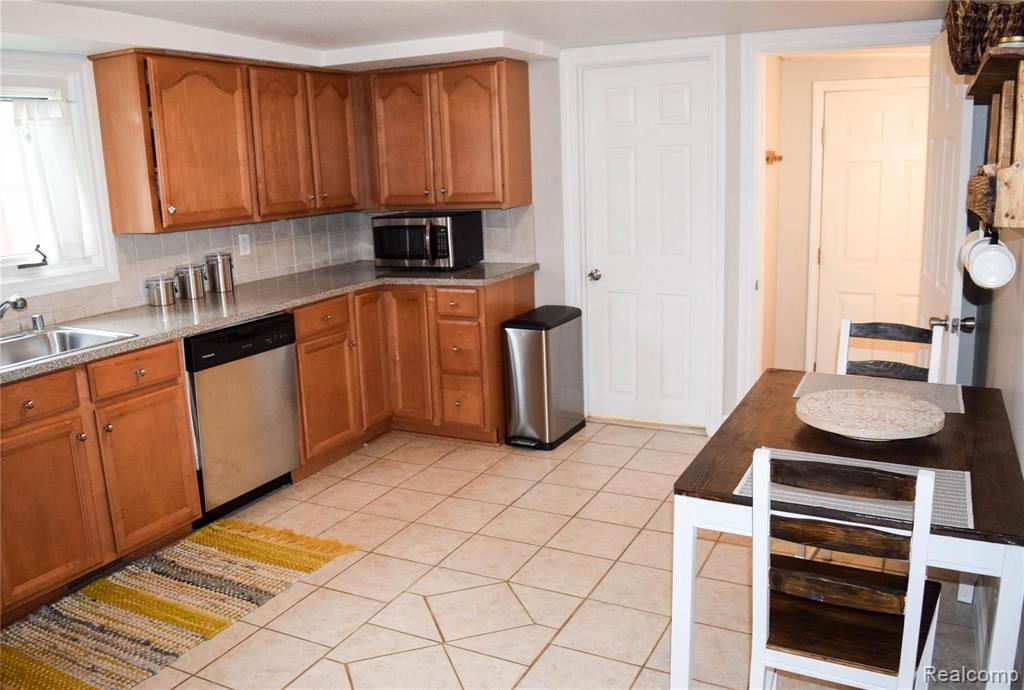28295 Waltz Road New Boston, MI 48164 - Photo 16 of 36 Gallery Image 16