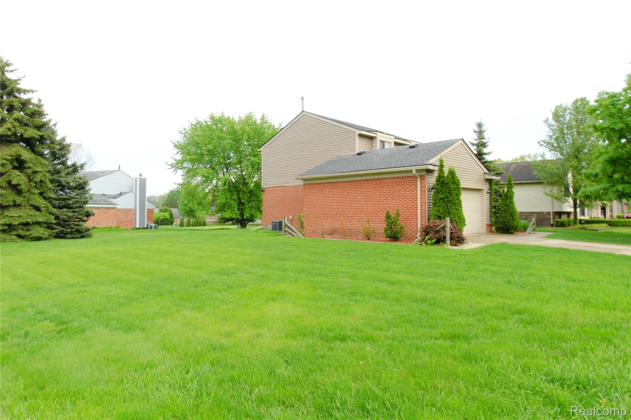 734 Kentucky Drive Rochester, MI 48307 - Photo 5 of 55 8311C127-1A3C-4E5F-A2AA-0E69C56929D4.jpeg
