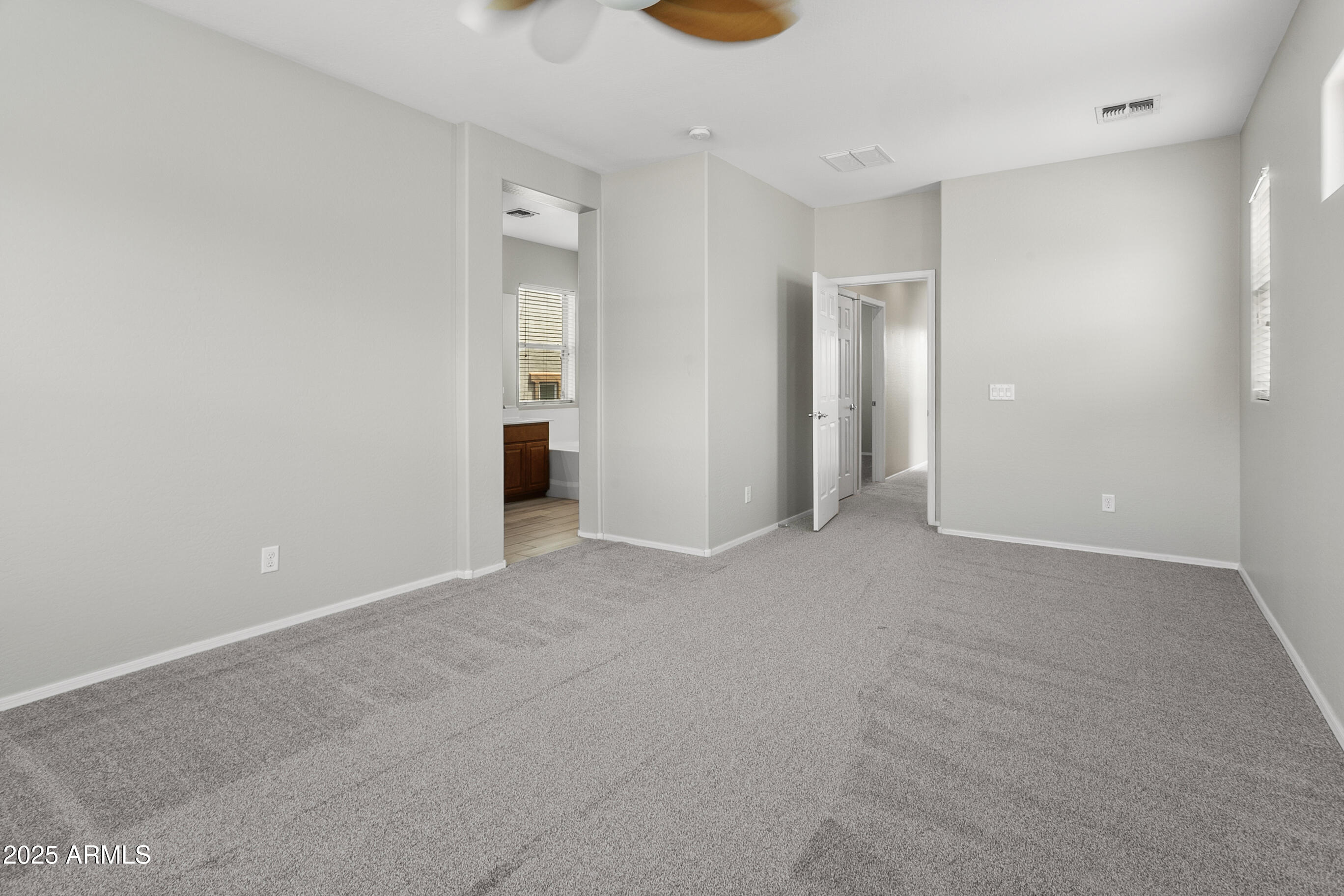 9124 South Roberts Road Tempe, AZ 85284 - Photo 21 of 27 an empty room with windows and closet