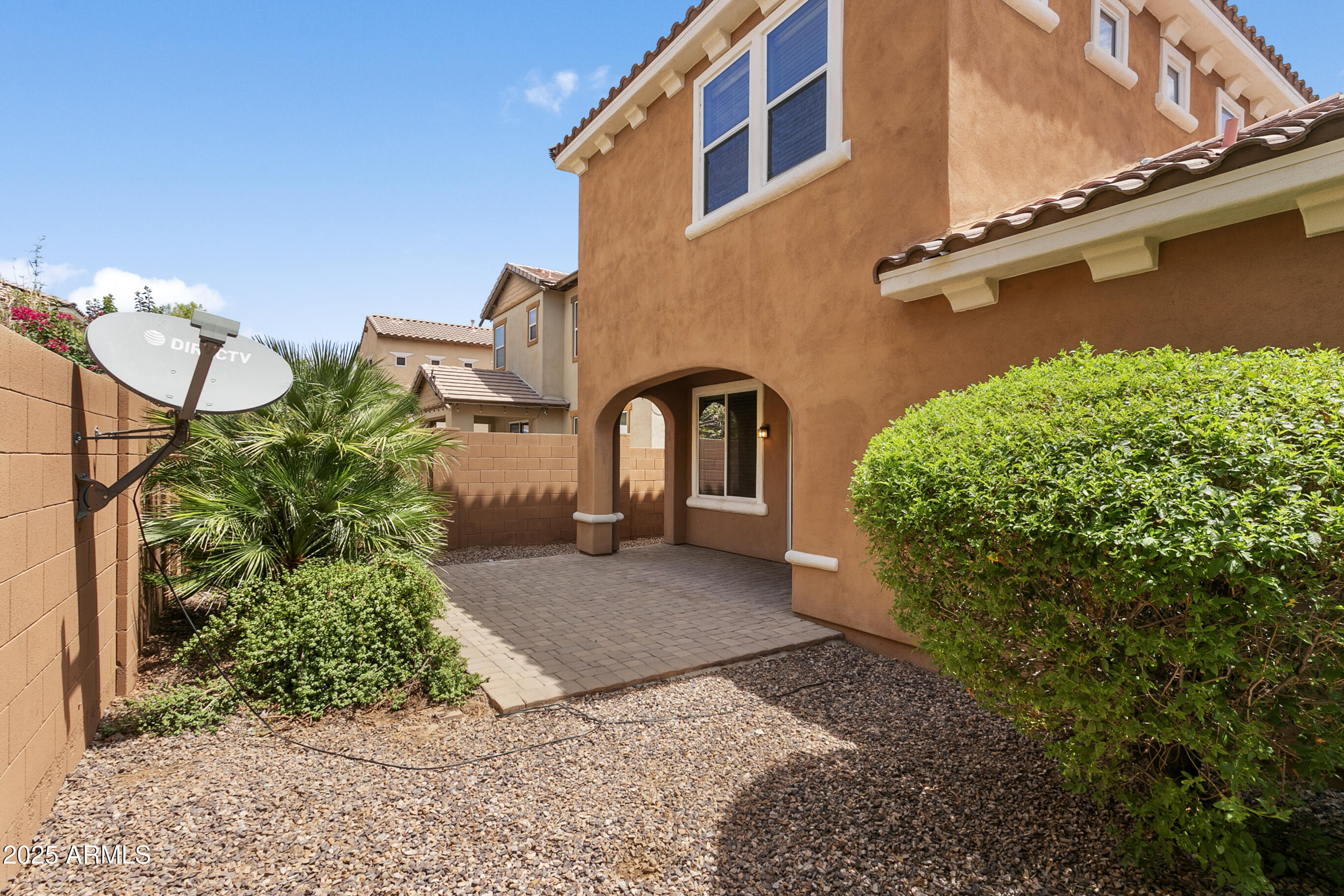 9124 South Roberts Road Tempe, AZ 85284 - Photo 26 of 27 a backyard of a house with lots of green space