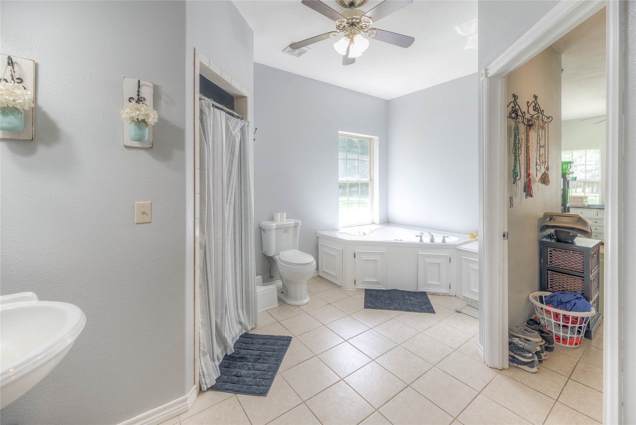 110 Happy Trails Road Coldspring, TX 77331 - Photo 13 of 49 Primary bath with jetted tub and separate shower.