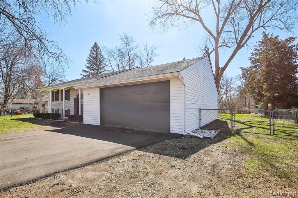 523 Glengary Road Wolverine Lake, MI 48390 - Photo 3 of 33