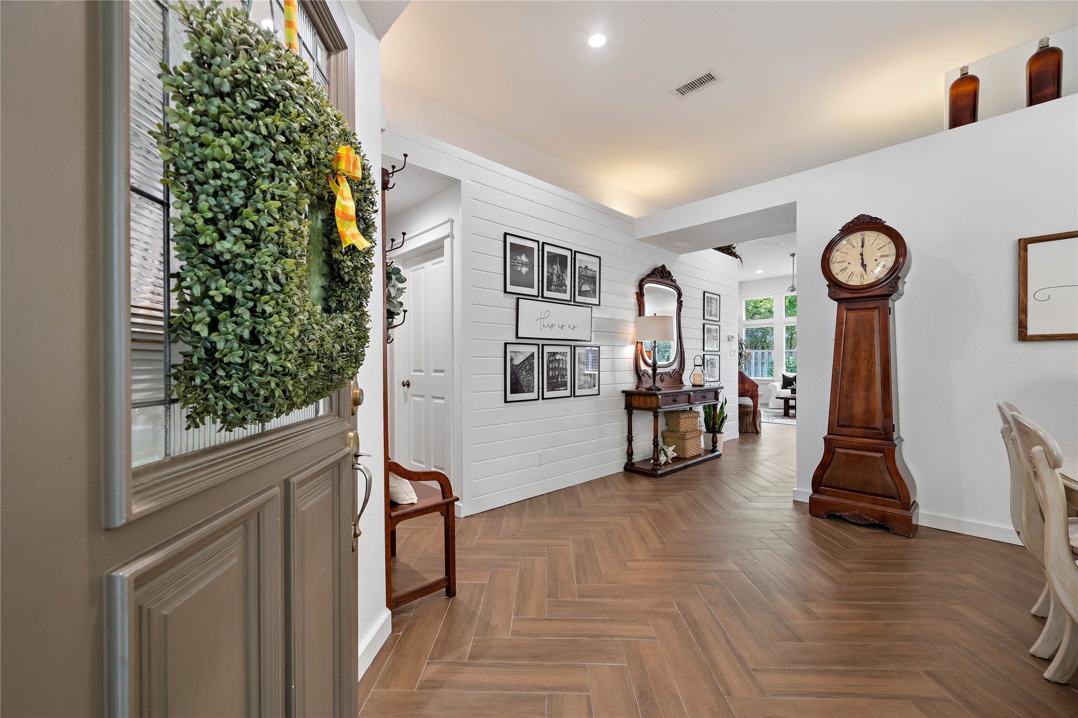 10 Vinca Trail Spring, TX 77382 - Photo 4 of 22 a view of a room with gym equipment