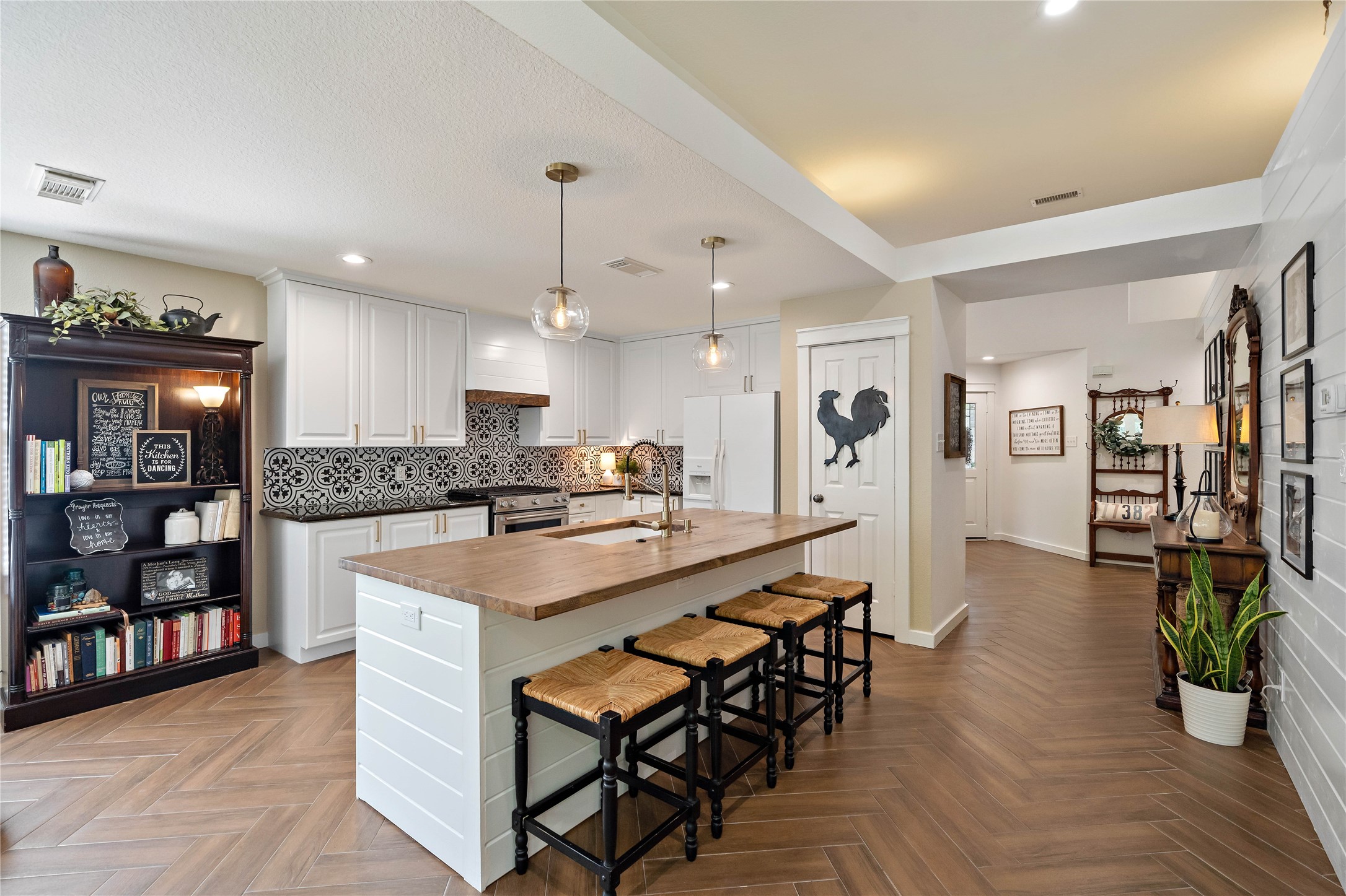 10 Vinca Trail Spring, TX 77382 - Photo 7 of 22 a large kitchen with lots of counter space and stainless steel appliances