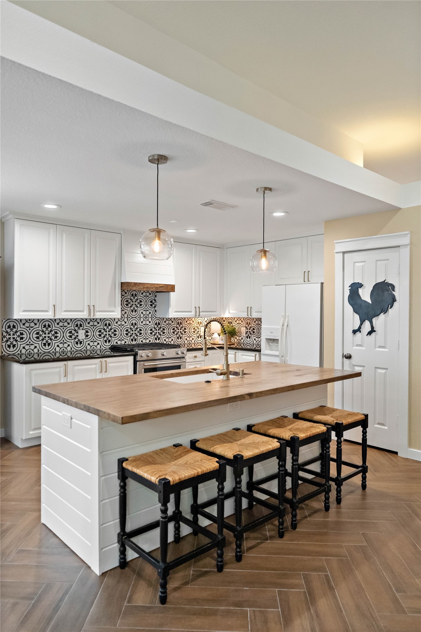 10 Vinca Trail Spring, TX 77382 - Photo 8 of 22 a large kitchen with a table and chairs in it