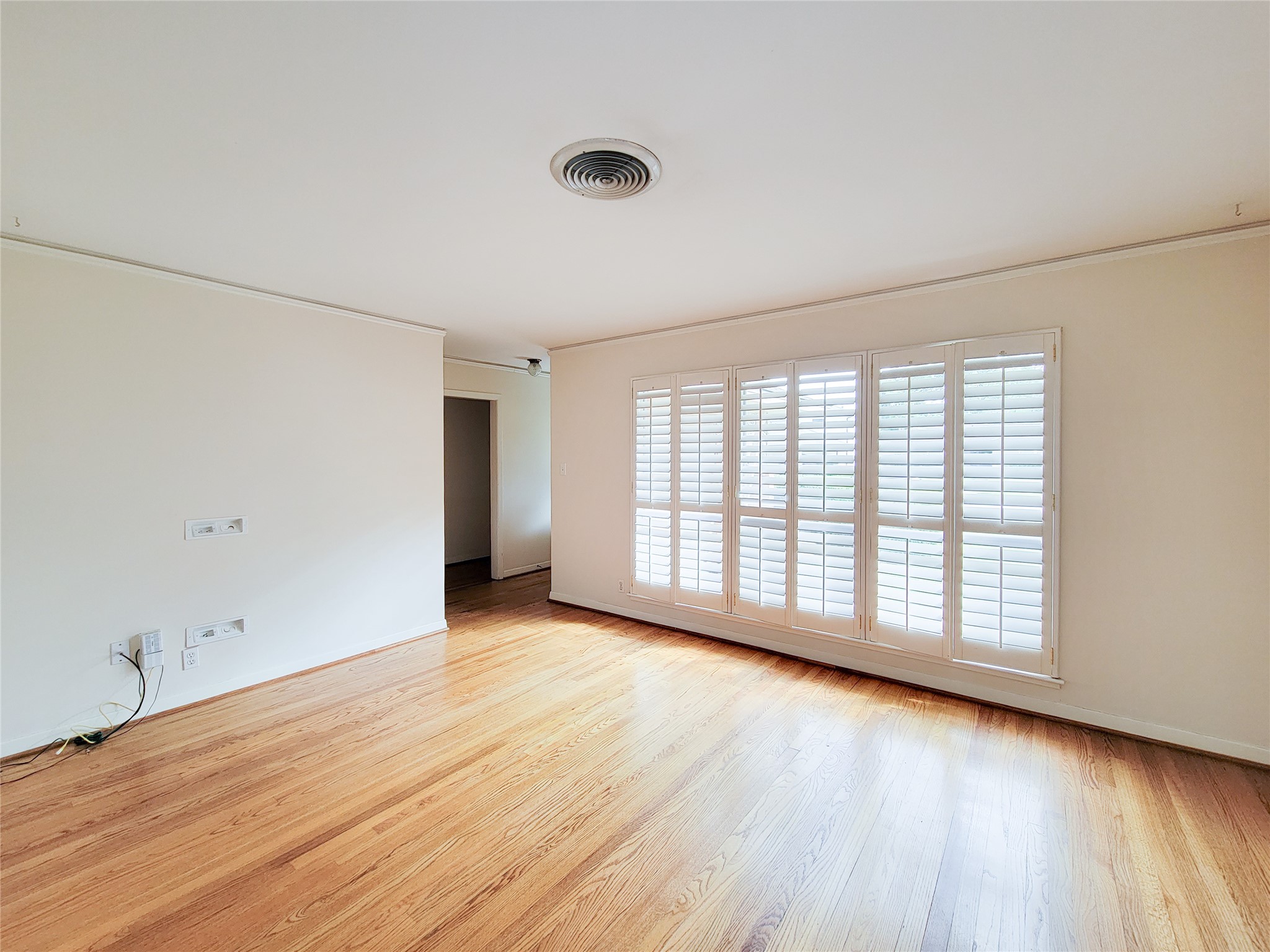 5442 Kinglet Street Houston, TX 77096 - Photo 4 of 25 an empty room with wooden floor and windows