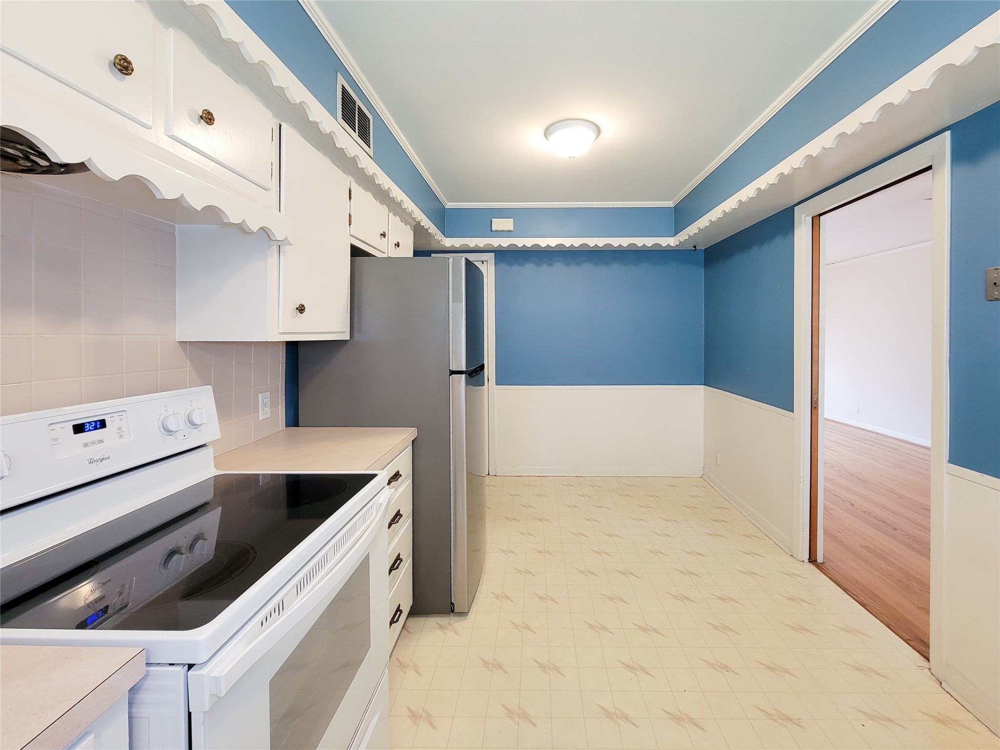 5442 Kinglet Street Houston, TX 77096 - Photo 6 of 25 a kitchen with a sink a stove and cabinets