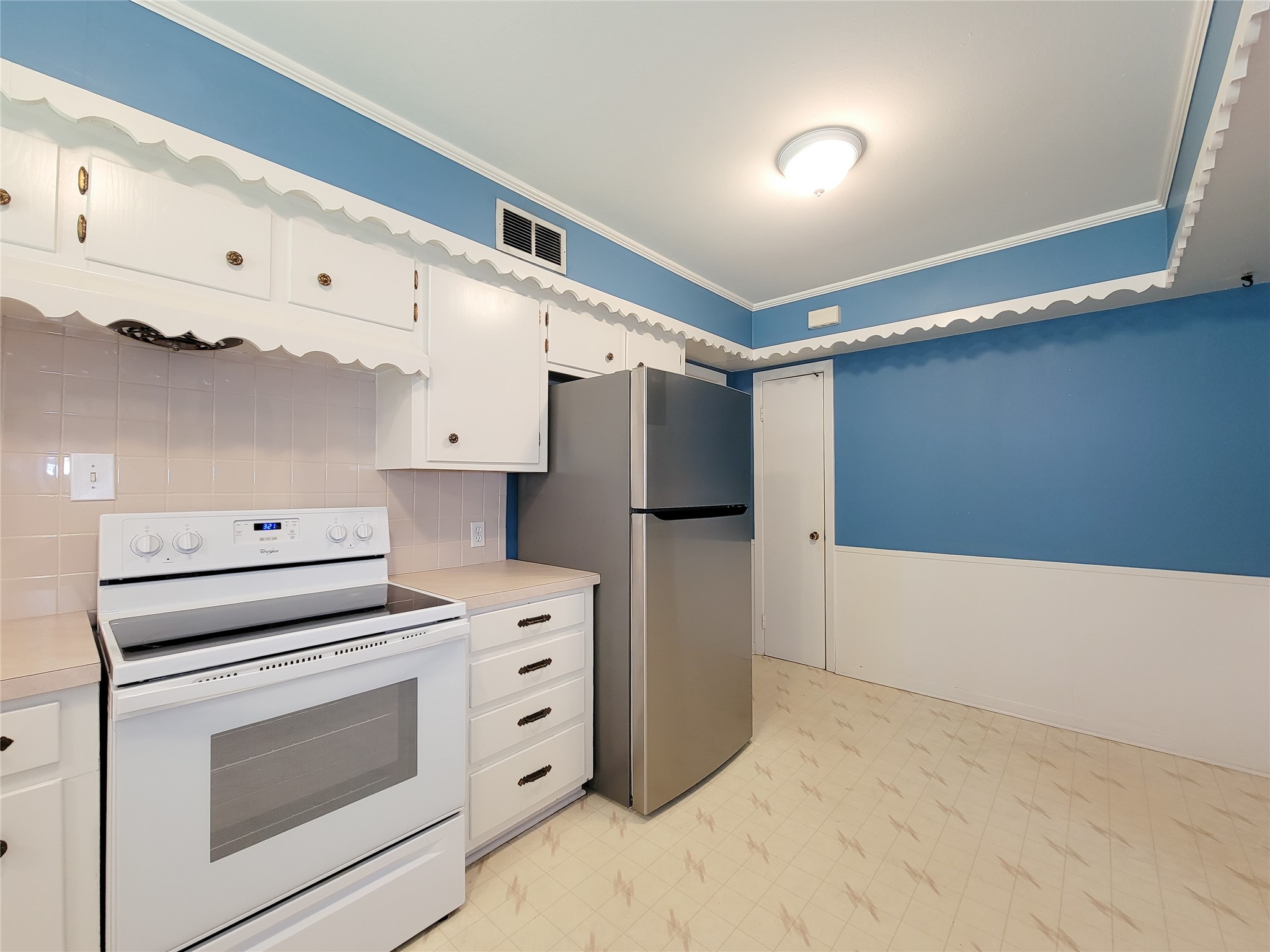 5442 Kinglet Street Houston, TX 77096 - Photo 7 of 25 a kitchen with cabinets and steel stainless steel appliances
