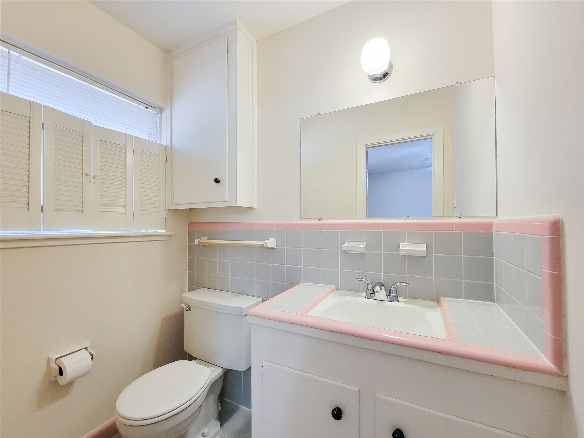 5442 Kinglet Street Houston, TX 77096 - Photo 10 of 25 a bathroom with a sink a toilet and mirror