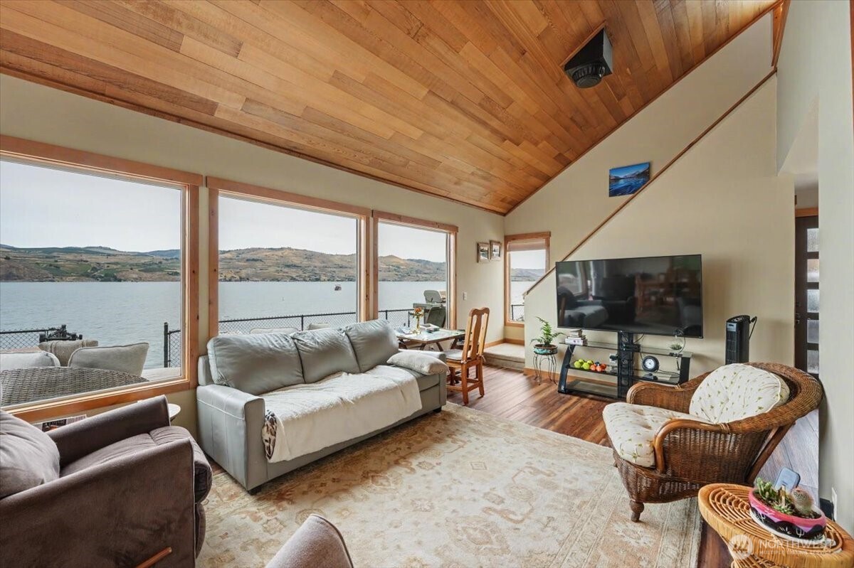 1386 South Lakeshore Road Chelan, WA 98816 - Photo 15 of 40