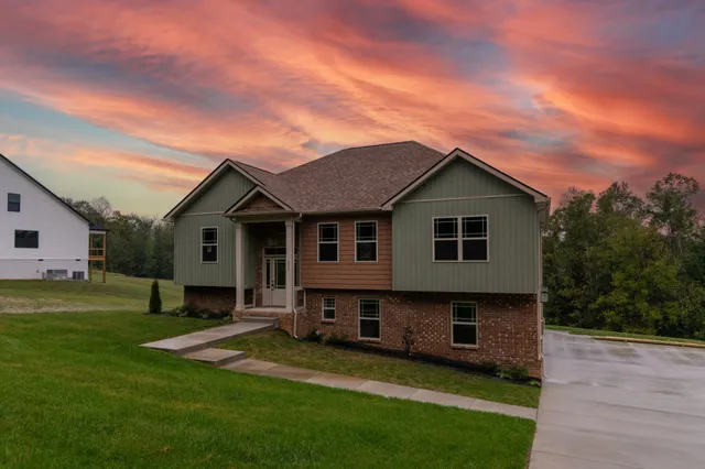 a view of a house with a yard