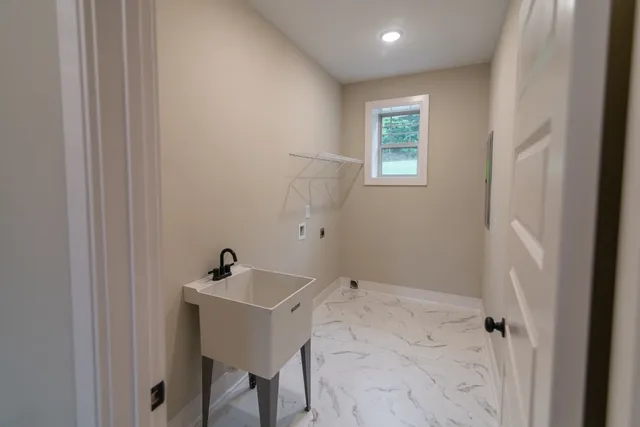 a view of empty room with window