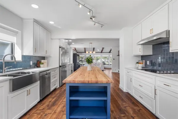 $799,900 | 117 Modoc Trail, Lake Kiowa, TX 76240