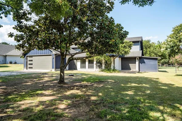 $799,900 | 117 Modoc Trail, Lake Kiowa, TX 76240