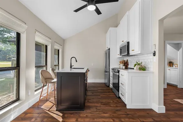 $799,900 | 117 Modoc Trail, Lake Kiowa, TX 76240