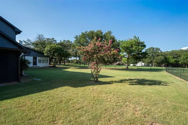 $799,900 | 117 Modoc Trail, Lake Kiowa, TX 76240