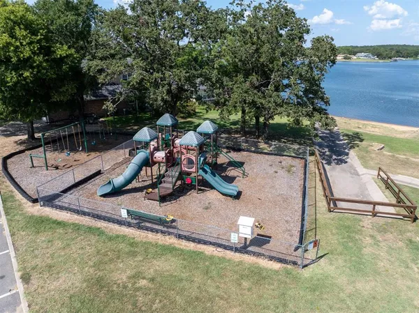 $799,900 | 117 Modoc Trail, Lake Kiowa, TX 76240