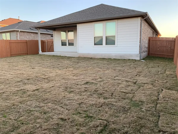 a view of an house with backyard