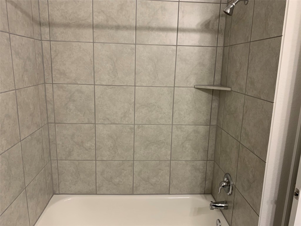 117 Peruvian Lane Georgetown, TX 78626 - Photo 23 of 33 a bathroom with a bathtub